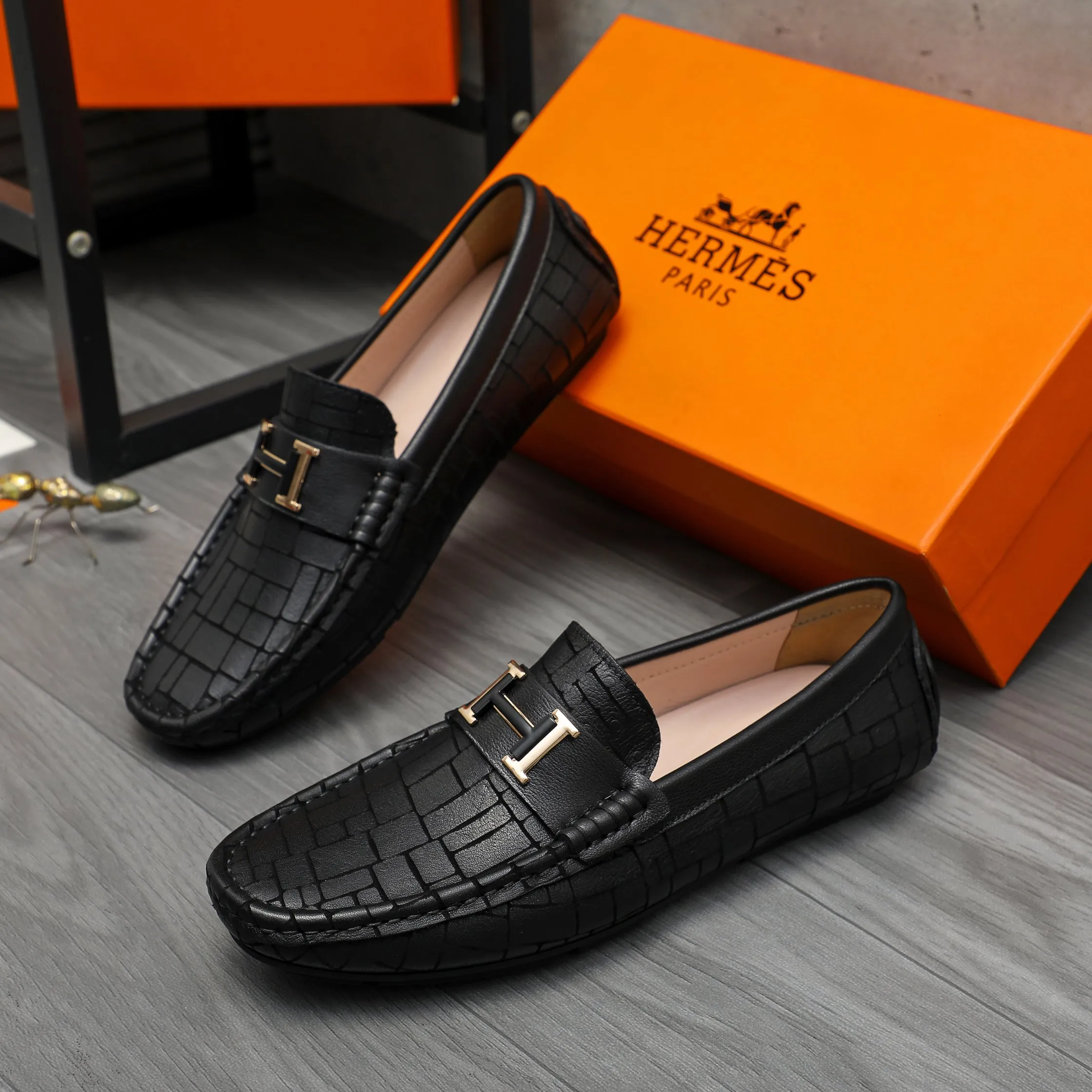 P380 Product trademark: HERMES "Hermes" casual slip-on men's shoes Regular size: 38-45 Product material: Selected embossed cowhide upper, sheepskin lining, rubber outsole